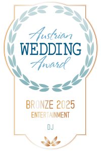 Ein Abzeichen mit einem Lorbeerkranz und dem Text "Austrian Wedding Award" in Blau und "Bronze 2025 Entertainment DJ" in Gold, das eine Bronze-Auszeichnung für DJ Entertainment beim Austrian Wedding Award 2025 darstellt.