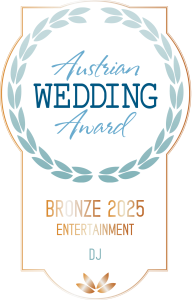 Ein Abzeichen mit einem Lorbeerkranz und der Aufschrift "Austrian Wedding Award". Darunter steht "Bronze 2025 Entertainment DJ". Das Abzeichen hat goldene Akzente und ein florales Design am unteren Rand.