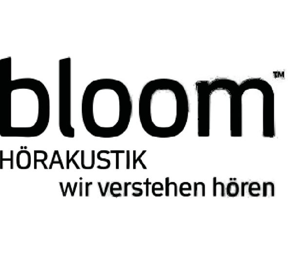 Logo mit dem Wort "bloom" in fetten Kleinbuchstaben, darunter "HÖRAKUSTIK" in Großbuchstaben und darunter der deutsche Satz "Wir Verstehen hören", wobei "Verstehen" durchgestrichen ist.