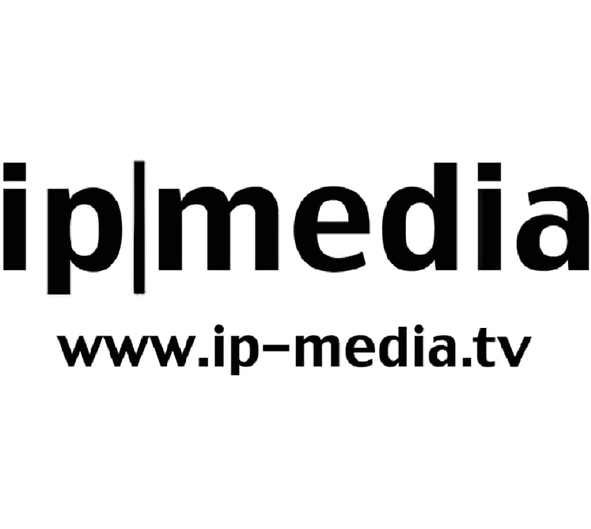 Das schwarze Textlogo lautet "ip|media", wobei "ip" und "media" durch einen vertikalen Balken getrennt sind. Darunter erscheint in kleinerer Schrift die Website "www.ip-media.tv". Der Hintergrund ist weiß.