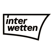 Das Bild zeigt das Interwetten-Logo mit dem Wort "interwetten" in schwarzer Kleinschrift innerhalb eines schrägen gelben Rechtecks mit einer dicken schwarzen Umrandung.