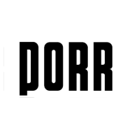 Die Silhouette einer Person, die auf einer Bank sitzt und auf einen Baum unter einem nächtlichen Himmel mit einem großen Vollmond und verstreuten Wolken im Hintergrund blickt.