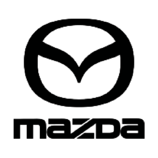Das Bild zeigt das schwarze Mazda-Logo mit einem stilisierten "M", das Flügeln in einem Oval ähnelt, darunter steht in Kleinbuchstaben das Wort "mazda".