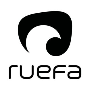 Schwarzes Logo mit einer stilisierten, geschwungenen Form, die einer Welle oder einem Strudel ähnelt, über dem klein geschriebenen Wort "ruefa" in einer modernen, serifenlosen Schriftart auf einem transparenten Hintergrund.
