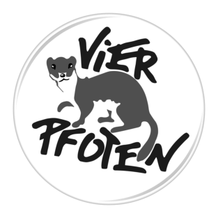 Ein kreisförmiges Logo mit dem einfachen Umriss eines auf allen Vieren stehenden Frettchens, über dem in fetten, stilisierten Buchstaben der Schriftzug "VIER PFOTEN" steht.